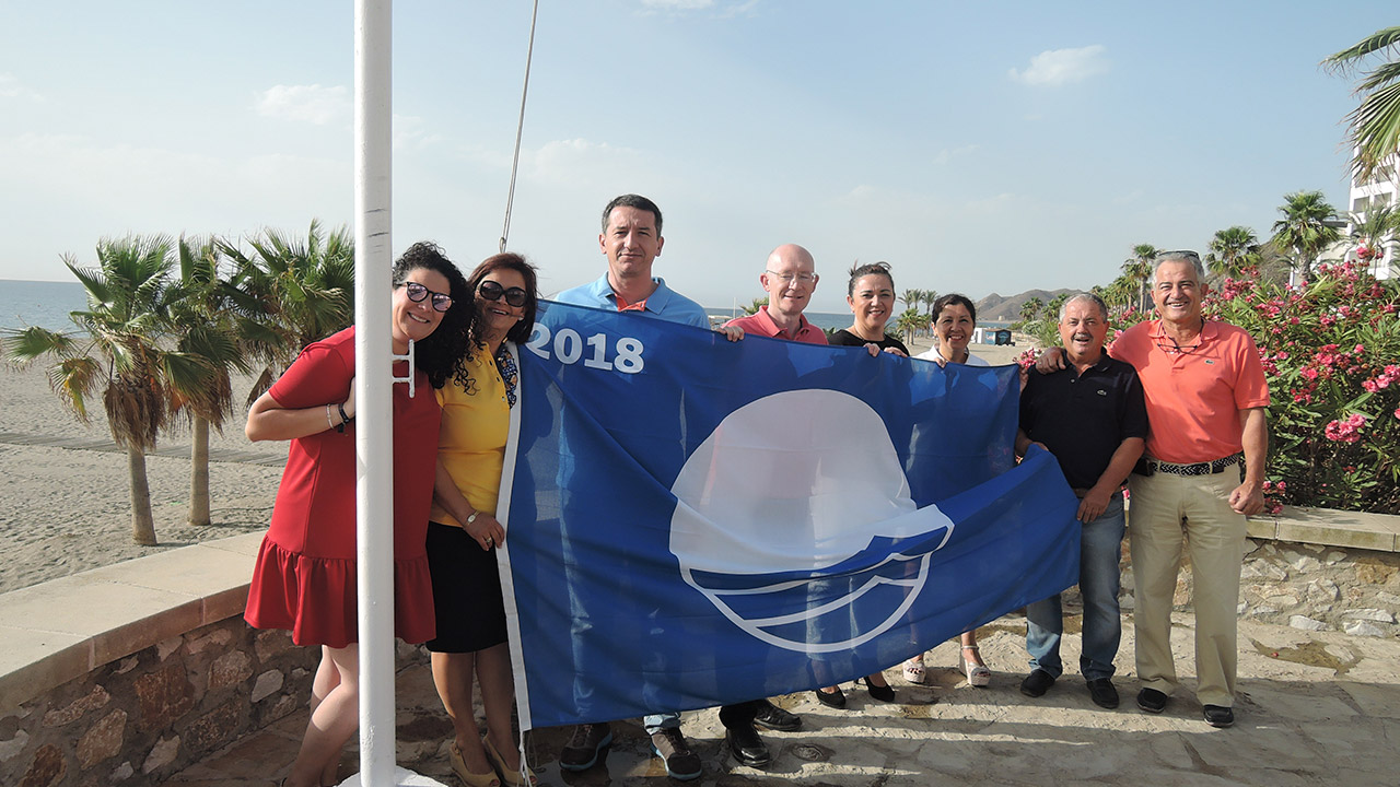 izada banderas azules en Mojácar.